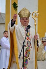 Škof msgr. dr. Stanislav Lipovšek med blagoslovom novega trga